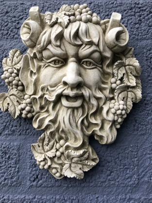 Wandornament steen, Bacchus, tuin wanddecoratie of terras, goden Romeinse tuin.